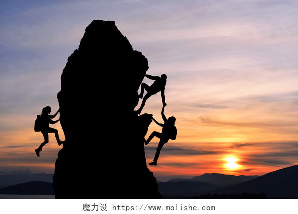 美丽的日落景观下爬山峰的攀登者剪影团队协作的联合工作，两个男人旅行和女孩互相帮助在登山团队，美丽的日落景观
